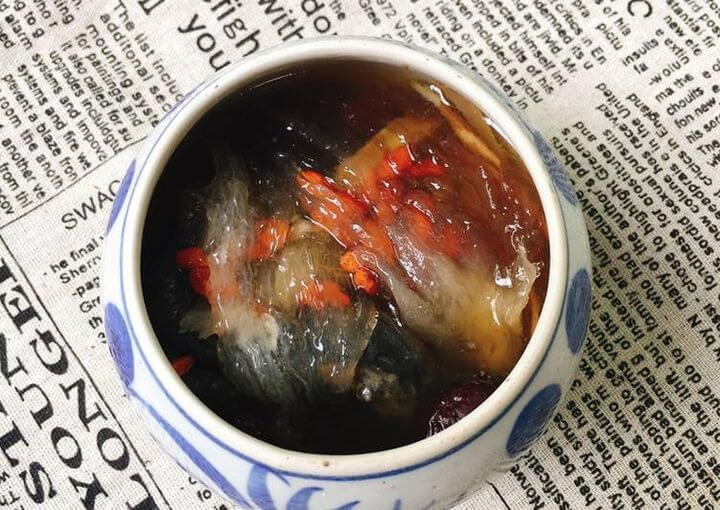 Gà ác hầm tổ yến