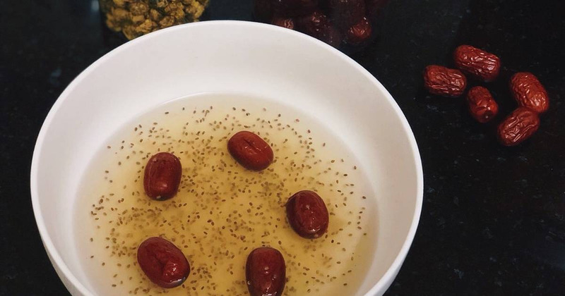 Yến chưng hạt chia và táo đỏ
