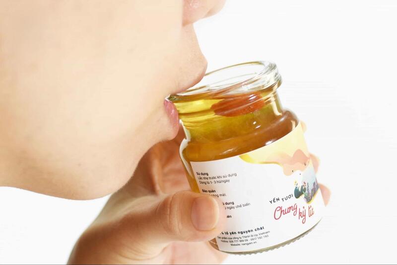 Người đang thưởng thức một lọ yến tươi, thể hiện sự bổ dưỡng và hấp dẫn trong phong cách sống hiện đại.