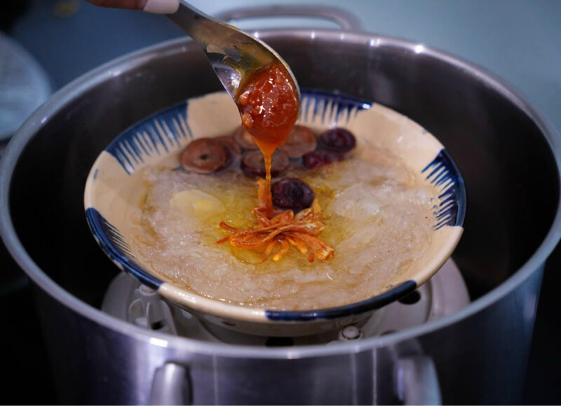 yến chưng trong nồi với nhiệt độ chuẩn
