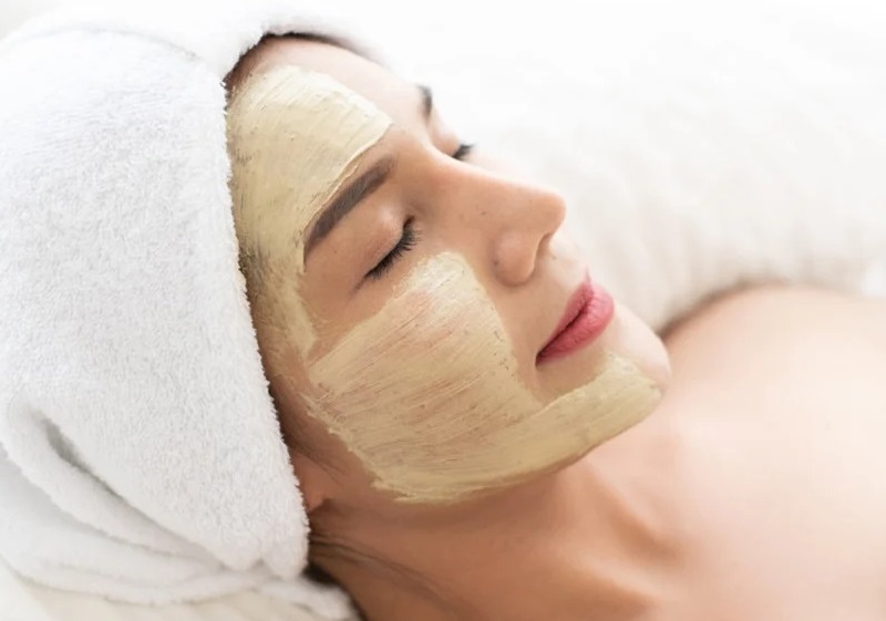 người phụ nữ sử dụng mặt na tổ yến lên mặt