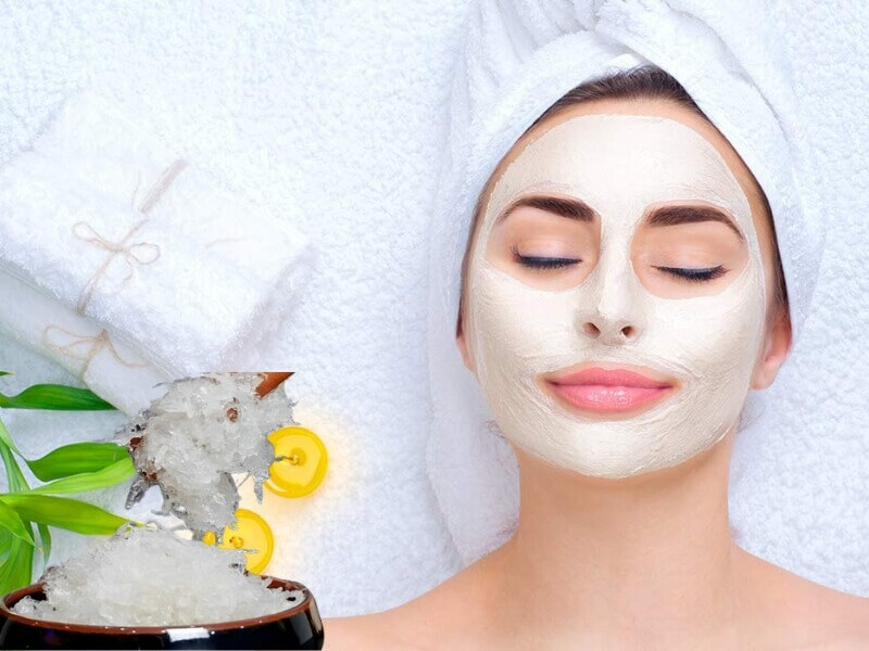 người phụ nữ sử dụng mặt nạ tổ yến đắp lên mặt