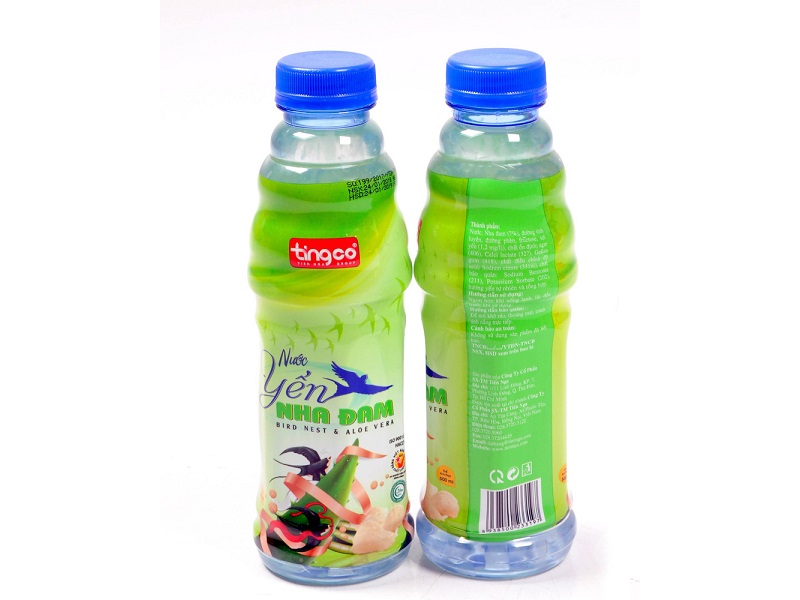 Chai nước yến nha đam thương hiệu Tingo, nắp xanh, nhãn xanh lá, chứa tổ yến và nha đam, 2 chai mặt trước sau.