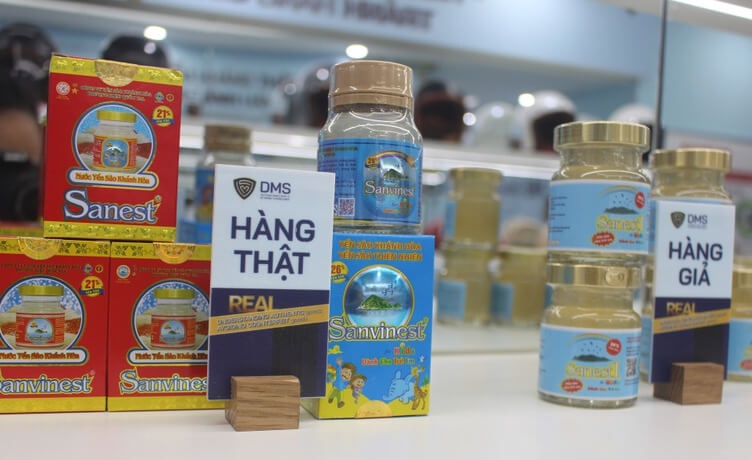 nước yến thật và giả trưng bày trên gian hàng
