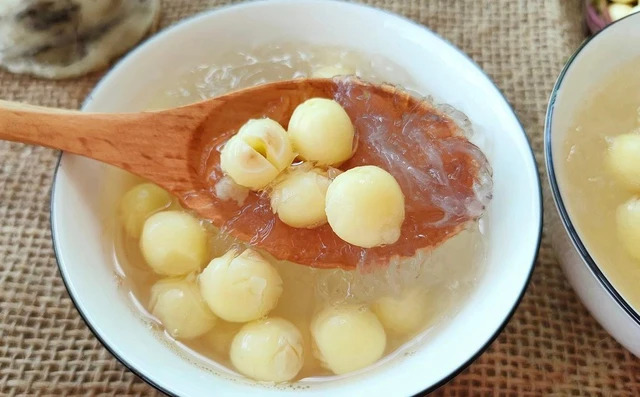 tổ yến chưng hạt sen mang lại nhiều tác dụng