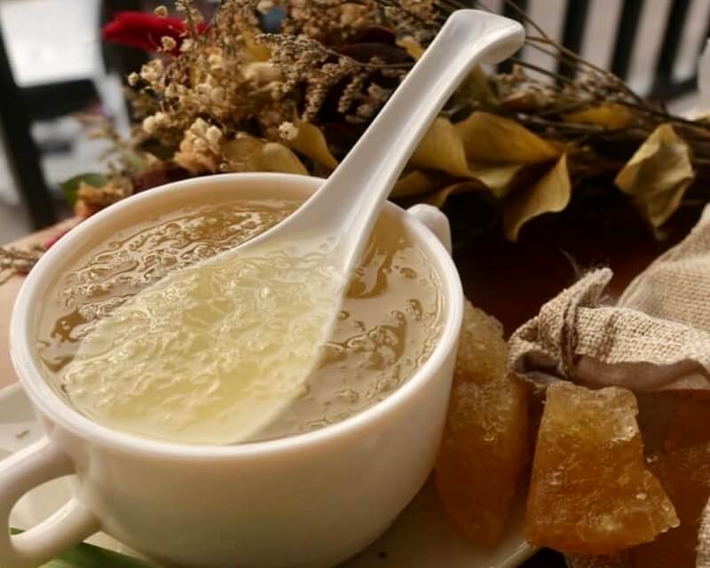 yến chưng nóng trong tô sành