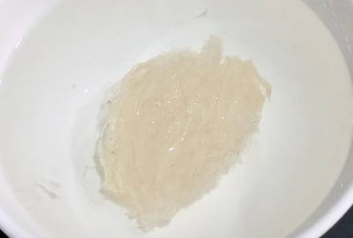 Chén yến sào đã được ngâm mềm, chuẩn bị cho quá trình chế biến món ăn bổ dưỡng và giàu dinh dưỡng.