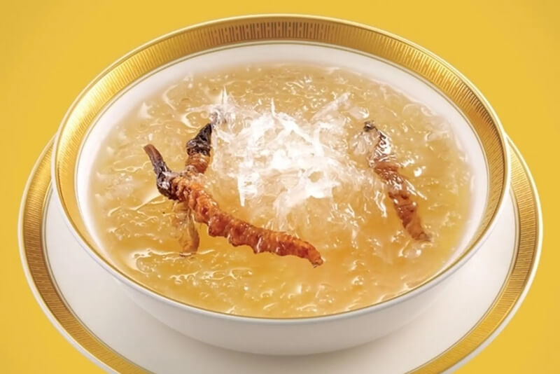 Chén yến sào bổ dưỡng với nhụy hoa nghệ tây, bày biện tinh tế trong bát sứ viền vàng nền vàng sang trọng.