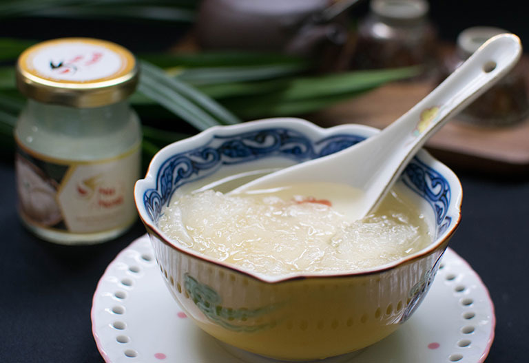 Bát yến sào chưng đường phèn, bên cạnh là hũ yến nhỏ, tạo nên món ăn bổ dưỡng và truyền thống.
