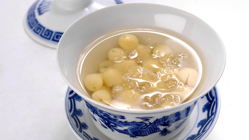 yến sào chưng với hạt sen trong chén sành