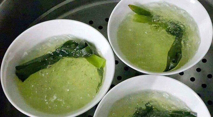 Ba bát bánh đúc lá dứa xanh mát, thơm ngon với lớp bột dẻo mịn, trang trí bằng lá dứa hấp dẫn.