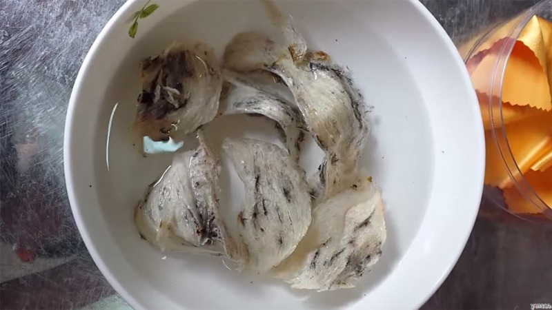 tổ yến ngâm nước để nở ra chờ nhặt sạch lông