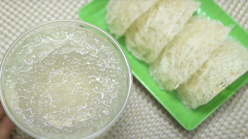 Bát nước yến sào trong suốt và tổ yến trắng trên đĩa xanh, thể hiện sự tươi ngon và bổ dưỡng.