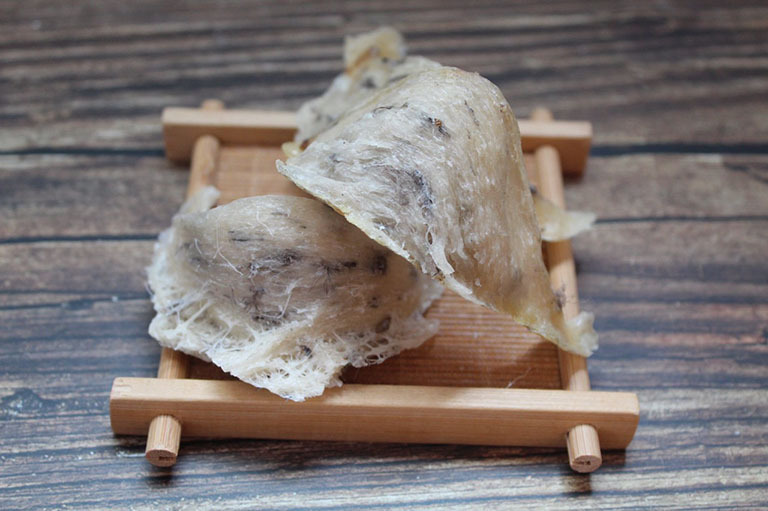 Tổ yến thô trên khay gỗ, nguyên liệu quý, giàu dinh dưỡng, thường dùng trong ẩm thực và bồi bổ sức khỏe.