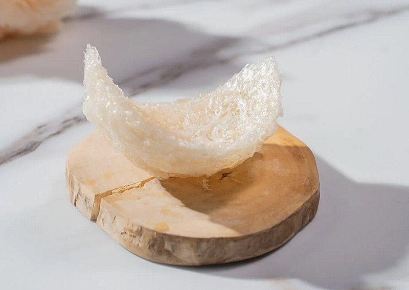 Yến sào tự nhiên đặt trên đĩa gỗ, nổi bật với ánh sáng tự nhiên, minh họa cho thực phẩm dinh dưỡng cao cấp.
