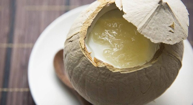 Món trứng gà hấp nước dừa thơm ngon, bổ dưỡng, được trình bày trên đĩa trắng, thích hợp cho bữa ăn nhẹ.