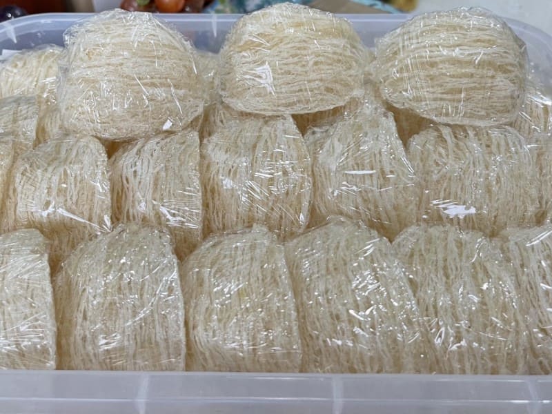 Tổ yến thô được bọc trong màng nhựa, xếp gọn gàng trong hộp nhựa, sẵn sàng cho quá trình chế biến.